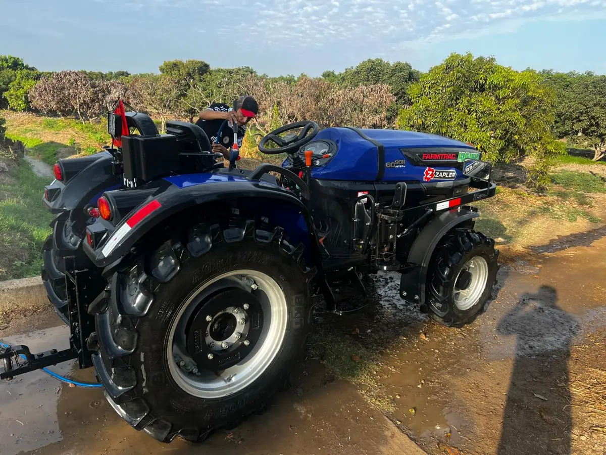 Tractor frutalero de AgroFlorence en campo